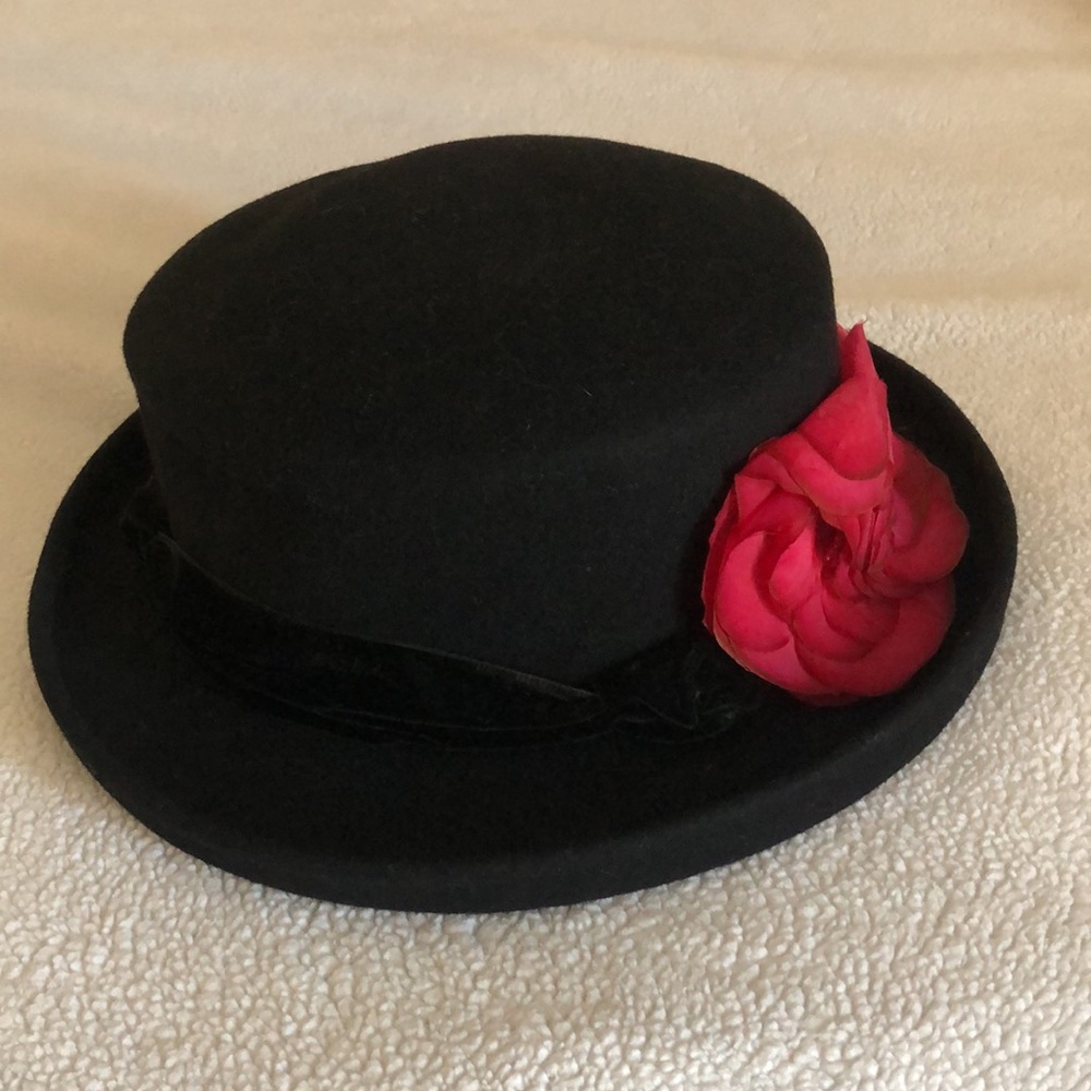 Elegant Black Hat with Red Floral & Black Velvet Accent! Vintage! Like New!